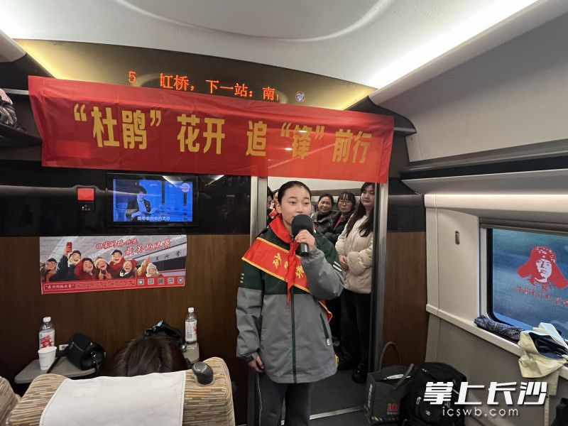 来自雨花区砂子塘启新小学的小宣讲员蔡琳，为旅客们讲述着新时代的“螺丝钉”如何发光的故事。 全媒体记者 周游 通讯员 高兴 摄影报道