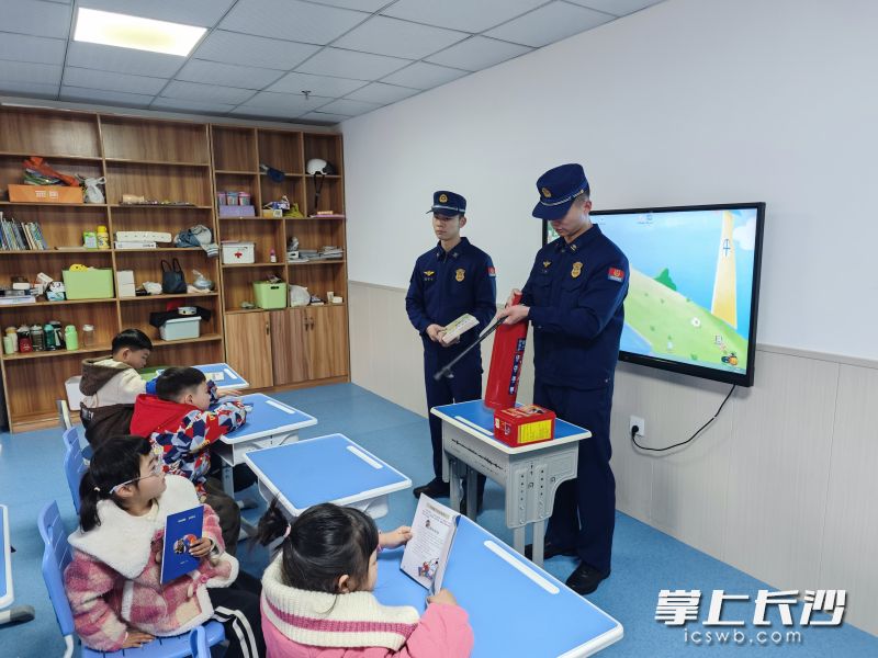 消防员为孩子们讲授消防知识。