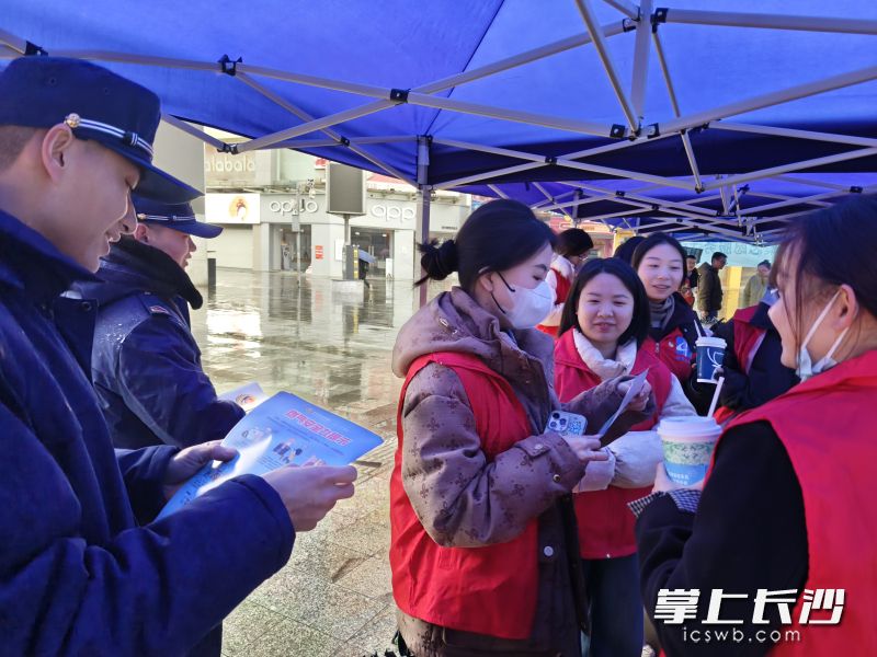 消防员在“雷锋文明市集”向市民发放消防知识宣传手册。 长沙晚报通讯员 刘伟 摄