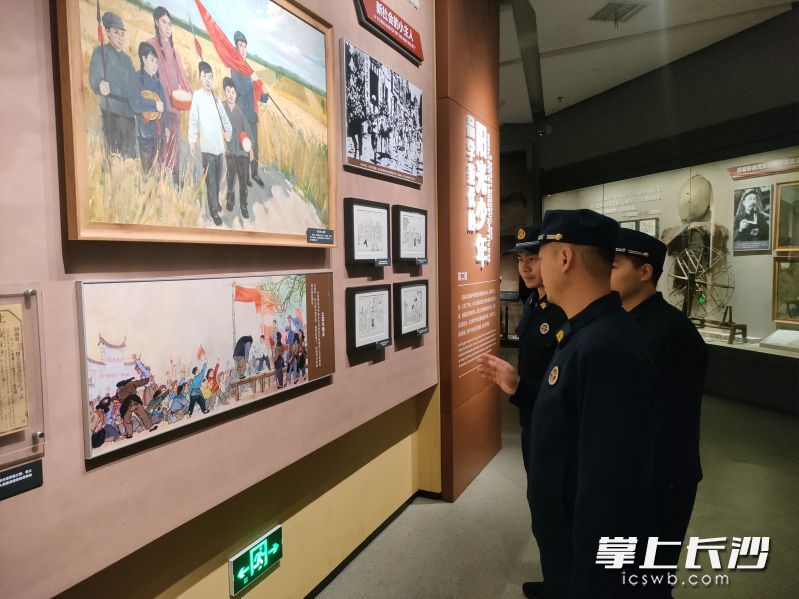 消防员在湖南雷锋纪念馆，学习传承雷锋精神。长沙晚报通讯员 朱伟强 摄