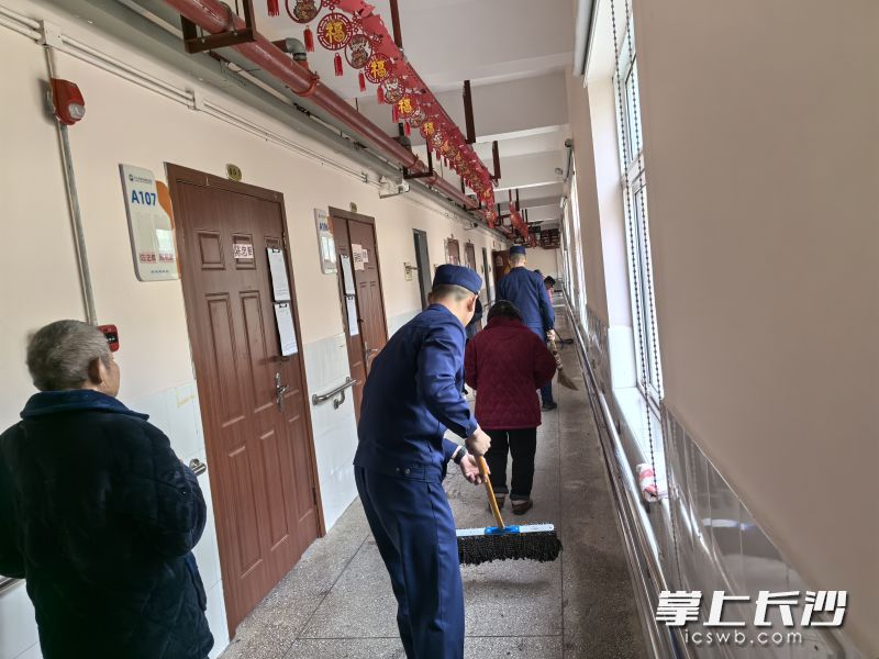 消防员帮助敬老院打扫卫生，改善老人的生活环境。 均为长沙晚报通讯员 胡宇波 摄