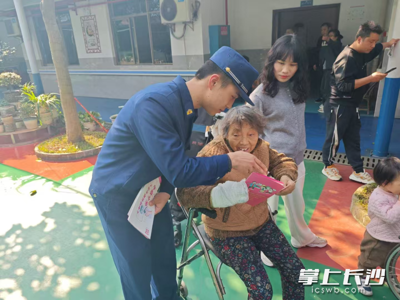 望城大队消防员在敬老院开展学雷锋活动。均为长沙晚报通讯员 冯运文 供图