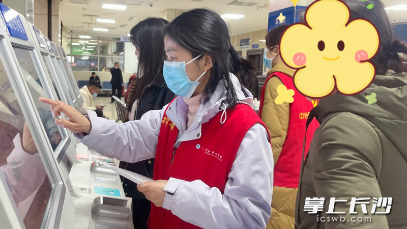 医院党员志愿者协助就医者完成取药流程。