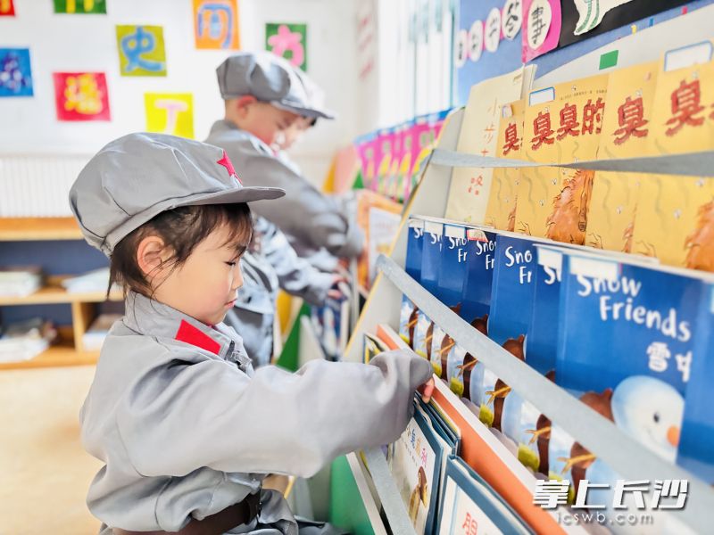 “0号雷小锋”正在整理班上的书架。