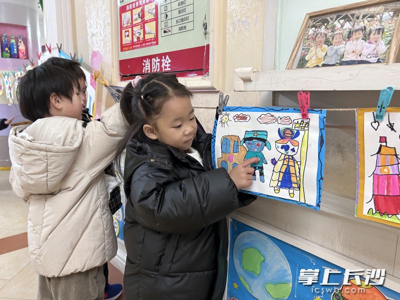 孩子们画出自己心目中的“雷锋”。
