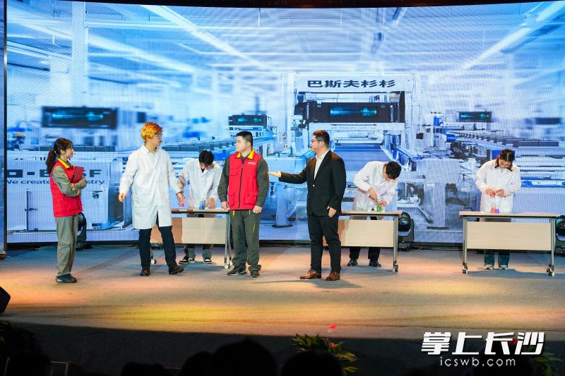 活动生动展现了长沙产业工人践行雷锋精神、劳模精神、劳动精神、工匠精神的奋斗故事与闪光瞬间。