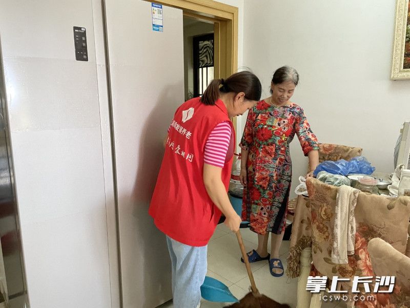 养老护理员上门为老年人提供助洁服务。