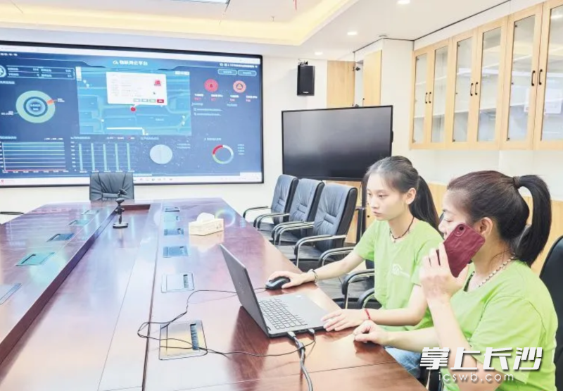 养老服务站工作人员正在处理一键呼叫智慧养老系统反馈信息。均为市民政局供图