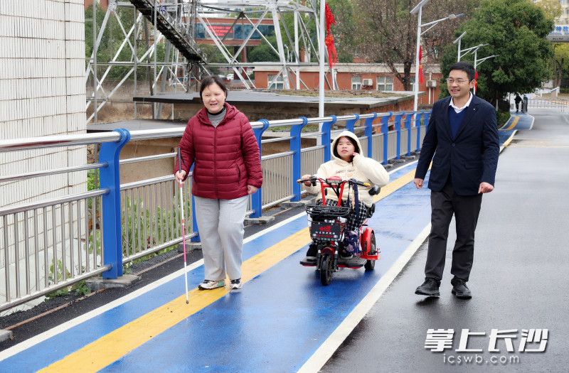 湖南特教中专校门口通道的无障碍设施优化后，市政协委员葛鹏与该校师生一起体验。 均为长沙晚报全媒体记者盛磊 摄