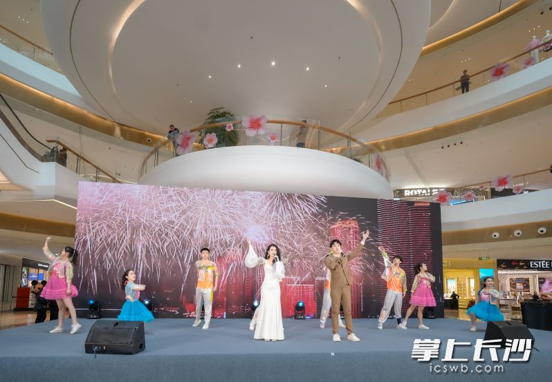 雨花区纪念“三八”国际妇女节115周年暨“‘雨’众不同 花样消费”系列活动在步步高星城新天地启动。均为全媒体记者 陈飞 摄