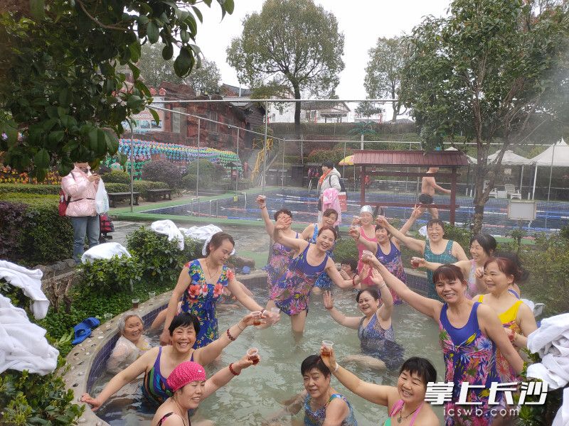 游客在金太阳温泉农庄泡温泉。