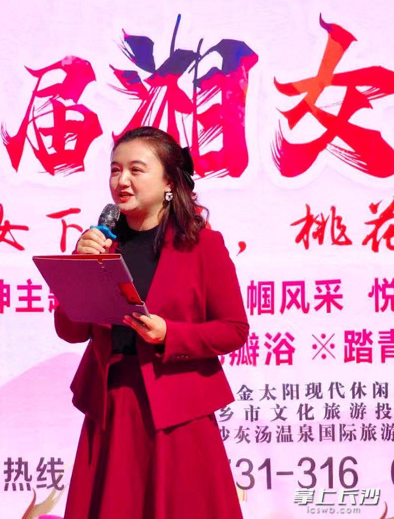 张芹正在彩排新一季的湘女桃花温泉节。