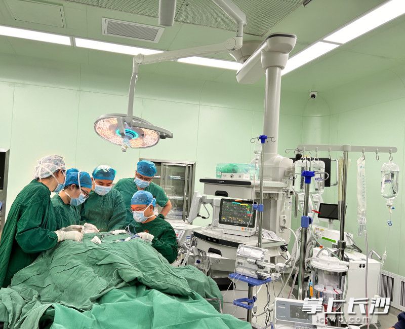 医生在为患者进行手术。