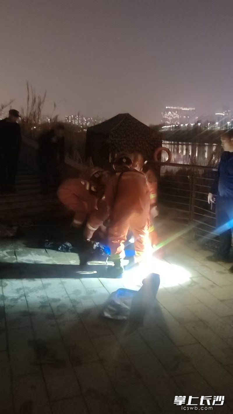 在水边消防队员的接应下，罗鸿君成功将男子拉上了岸。 东山冬泳队供图