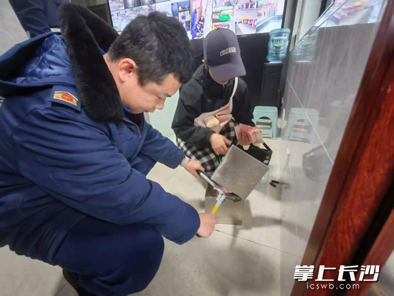 消防员顺利将坚硬的存钱罐打开。 长沙晚报通讯员 蒋云飞 摄