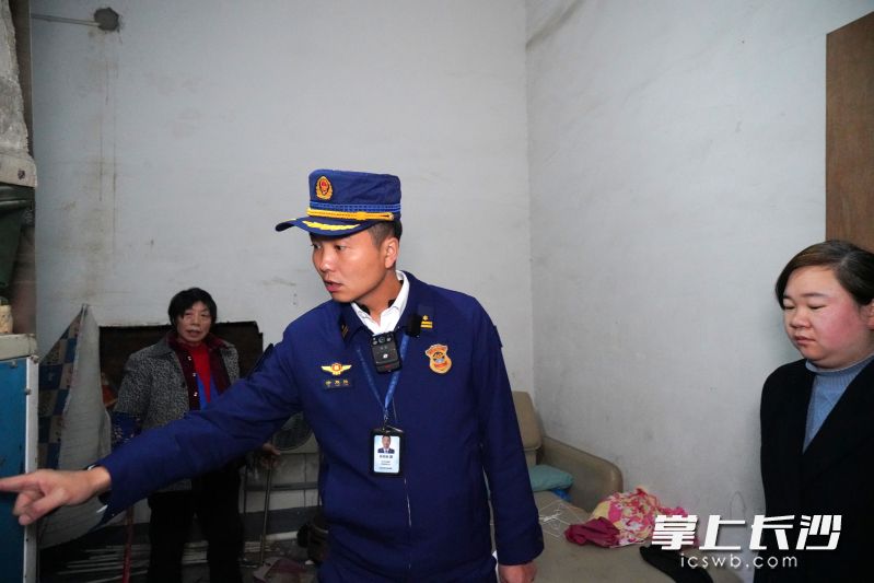 消防监督员现场指导整改。 长沙晚报通讯员 刘雅莉 摄