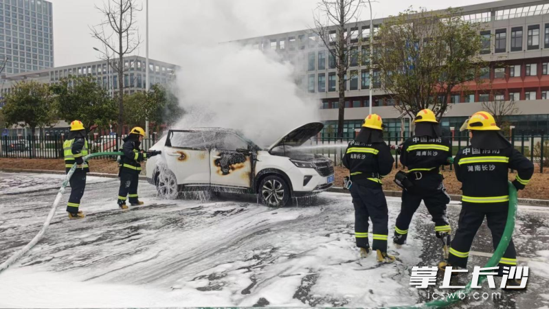 消防员正在扑救突然自燃的汽车。长沙晚报通讯员 李濯冰 摄