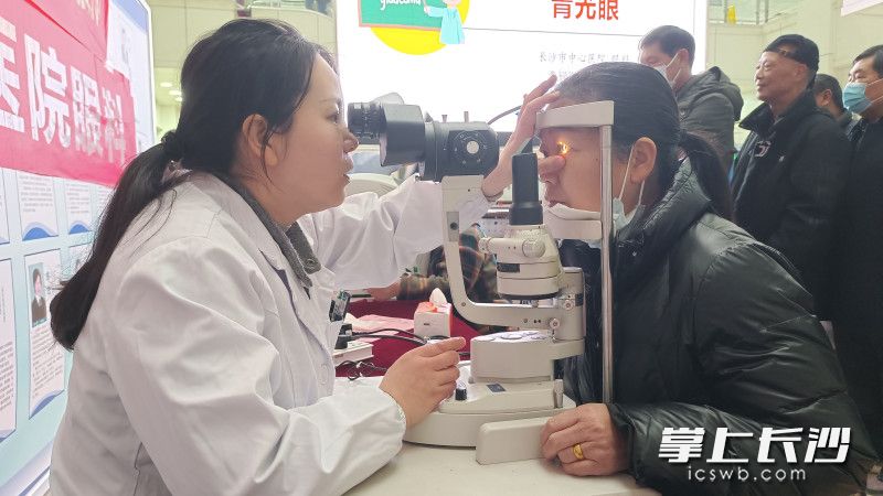 世界青光眼日，医务人员在医院门诊大厅举办“认识青光眼”的科普讲座及专家义诊活动。通讯员供图