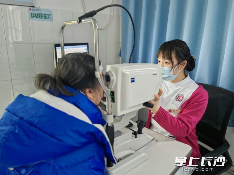 医护人员对刘女士进行眼部检查，判断青光眼对视网膜神经纤维的损害。长沙晚报通讯员 王元元 李孟婷 供图