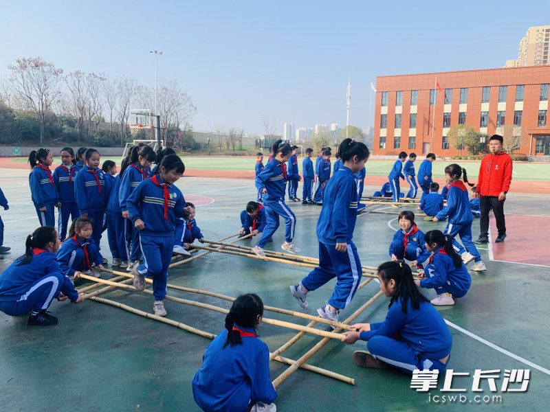 砂子塘嘉和小学大力推广传统体育。五年级学生进行竹竿舞练习。