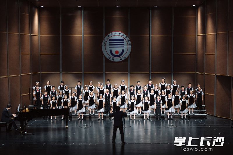 砂子塘新世界“新少年”合唱团荣获中国国际合唱节金奖 。