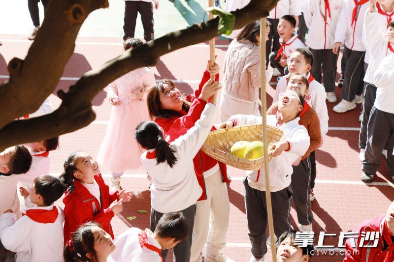 柚子节上，美工柚、趣套柚、书写柚、乐摘柚……丰富的文体活动赋予柚子更深厚的教育内涵。