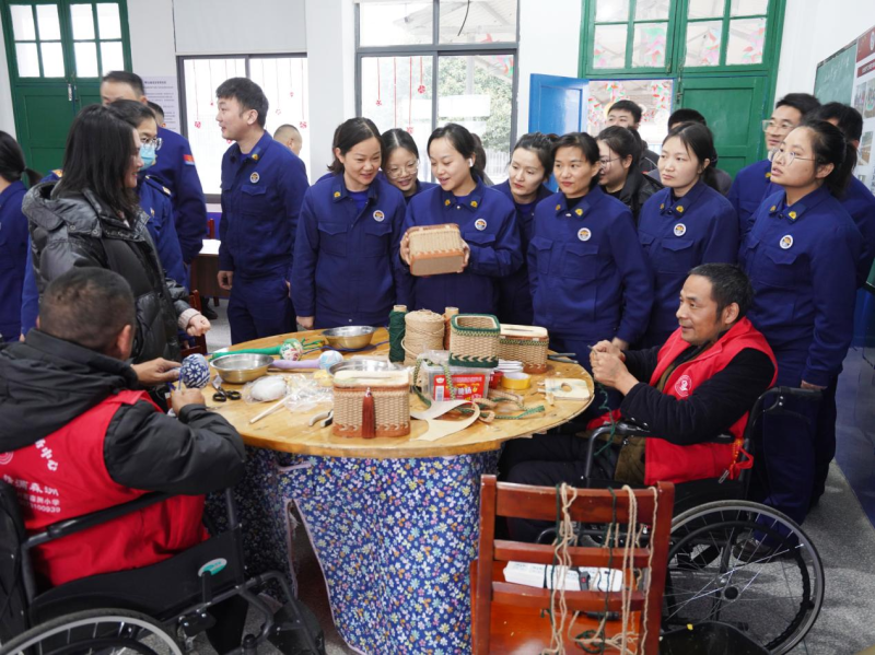 宁乡市消防救援大队全体人员参观森洲残疾人托养服务中心。 长沙晚报通讯员 熊方圆 摄