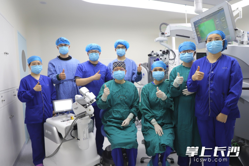 陈忠平教授团队与手术机器人合影。 通讯员供图
