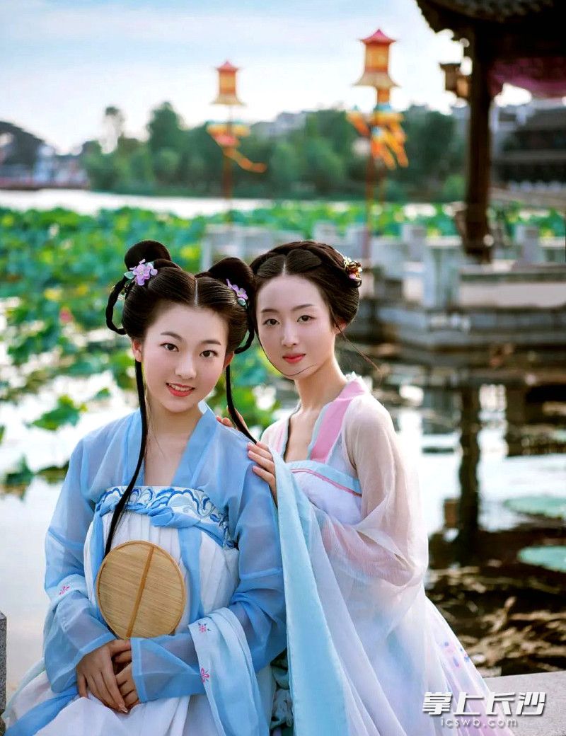 身着汉服踏春游湖。