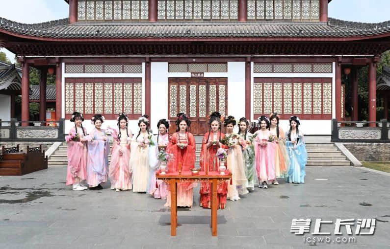 女留学生向“百花之神”行拜礼。