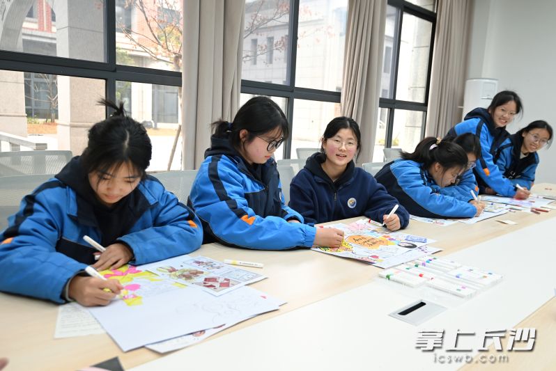 同学们正在创作绘画作品。 均为长沙晚报通讯员刘品贝、刘琼供图