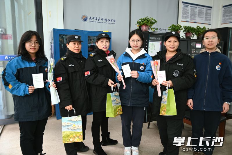 同学们向保安阿姨赠送礼物。