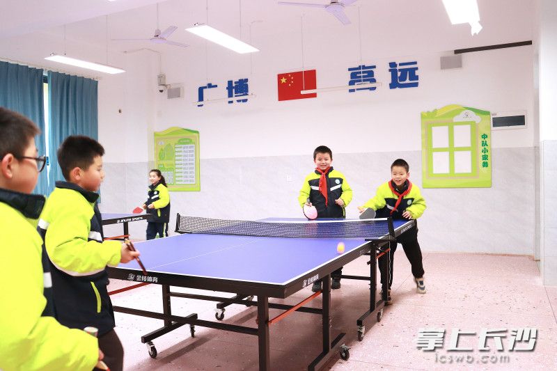 乒乓球台前孩子们“乒”力全开。