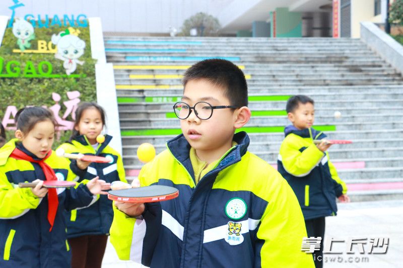 课间时刻，孩子们在校园里练习颠球。 均为通讯员供图