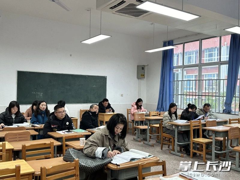 数学组集体备课。
