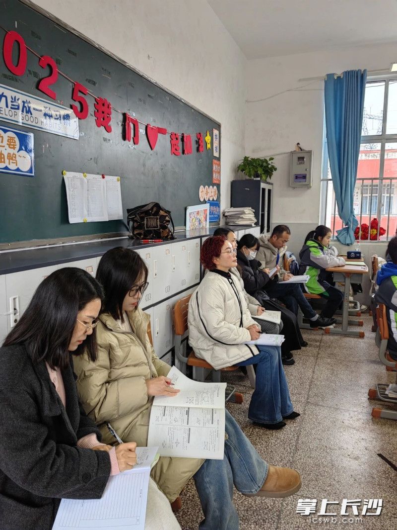 老师深入课堂听课。
