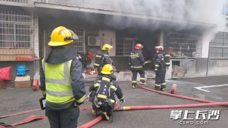 消防员正在扑灭火灾。长沙晚报通讯员 易吉荣 摄