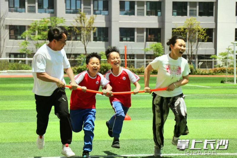 2024年亲自趣味运动会上，一家人齐齐上阵，享受运动带来的温馨欢愉。长沙晚报通讯员 周诚 摄