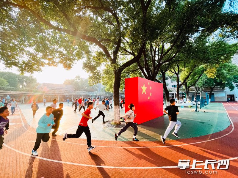 阳光下奔跑的砂小少年。
