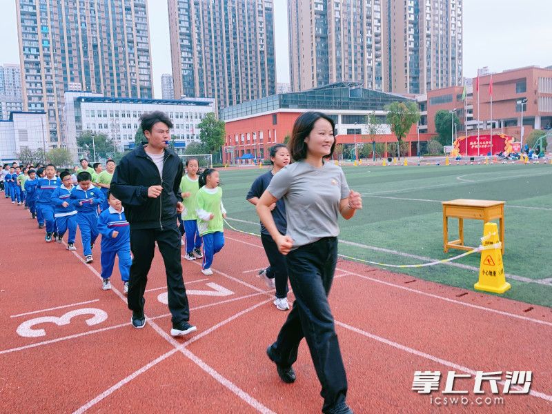 清晨，校长刘少可带领“启小新跑团”的孩子们一起在校园里奔跑。
