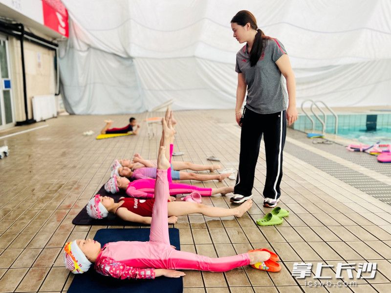 砂子塘启新小学校游泳、跳水队队员在湖南省游泳跳水中心进行日常专业训练。所有照片由学校提供