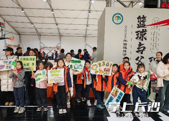 同学们争当啦啦队员。