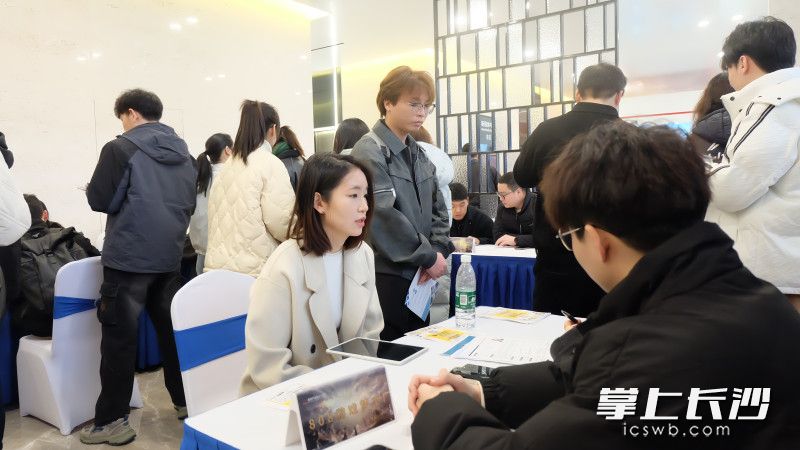 近20园区企业现场招贤。