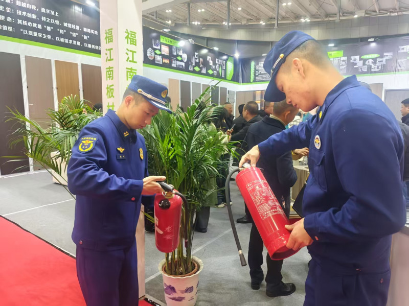 消防员在展区开展消防安全检查。 长沙晚报通讯员 杜灿 摄