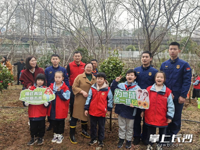 区花消防与社区居民一起植树。 长沙晚报通讯员 杨慧 摄