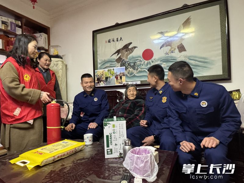 消防员和志愿者看望92岁高龄老人。 均为长沙晚报通讯员 冯运文 摄
