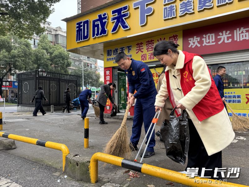 消防员和志愿者在社区打扫卫生。