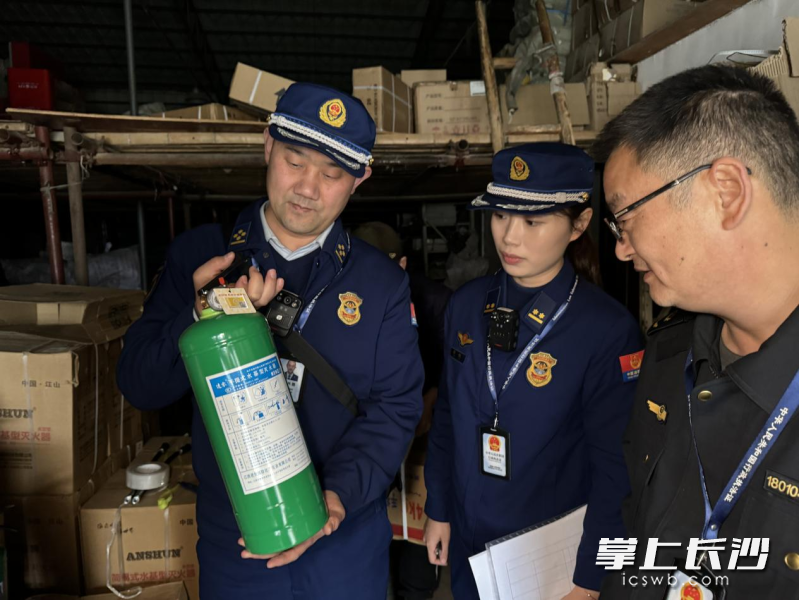 开福消防在对消防产品进行检查。 长沙晚报通讯员 刘荃菁 摄