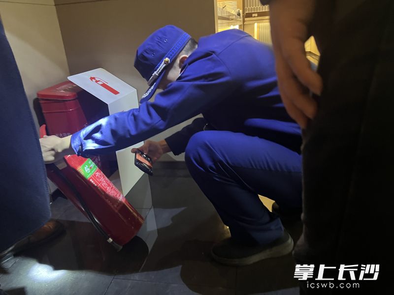 防火监督员在开展消防检查。 长沙晚报通讯员 余娜娜 摄