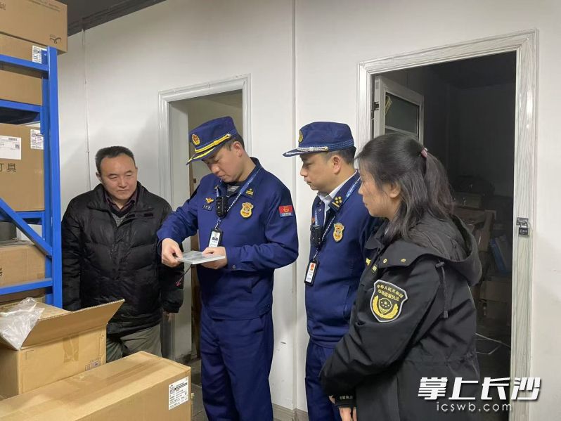 雨花消防对消防产品进行检查。 长沙晚报通讯员 杨慧 摄